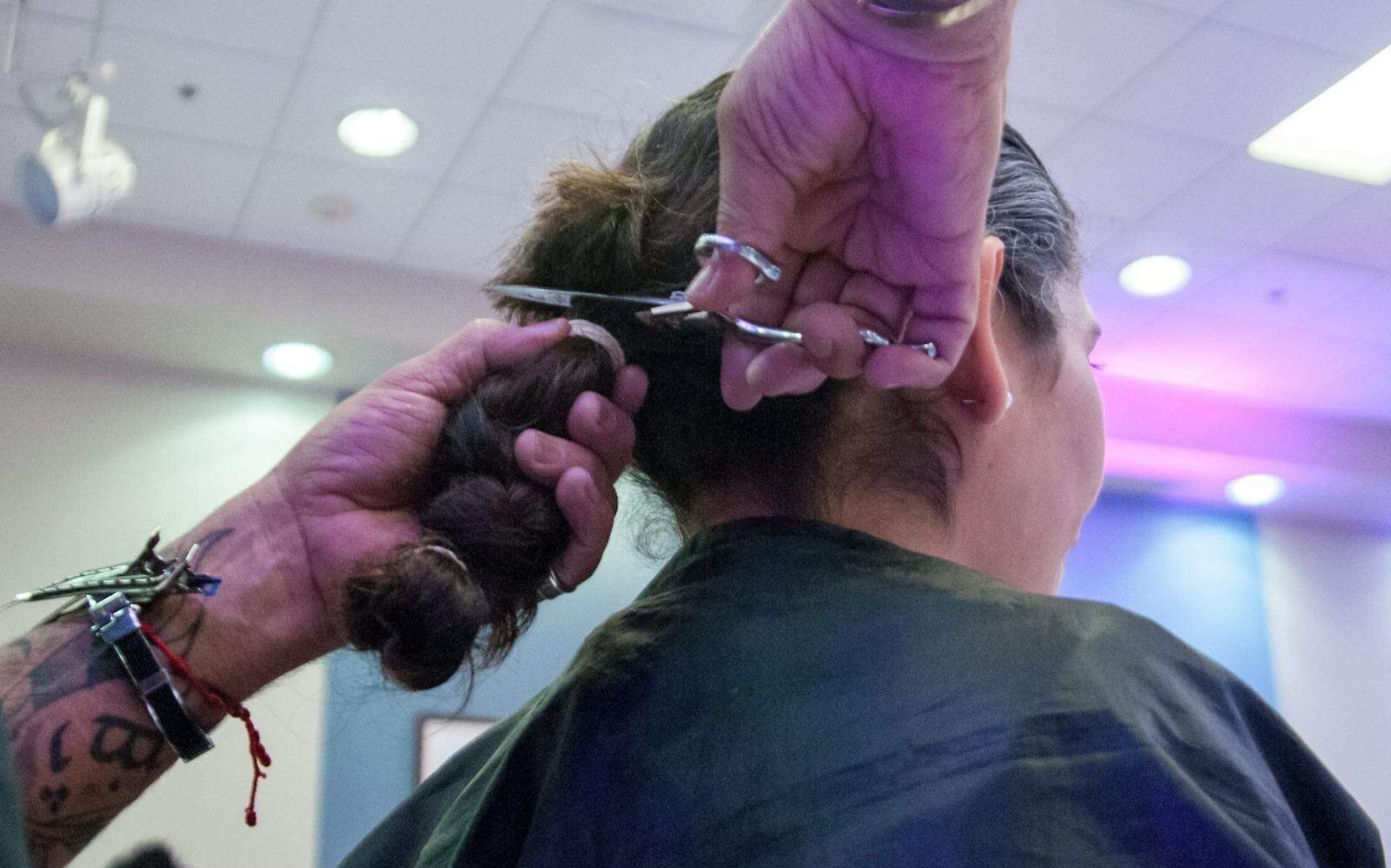 Se corta su trenza de cabello para pagar medicamento de sus mascotas; pasó en Tampico  